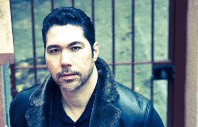 O mundo onde se passa a história de Paradoxo de Theséus é um futuro não tão distante do nosso