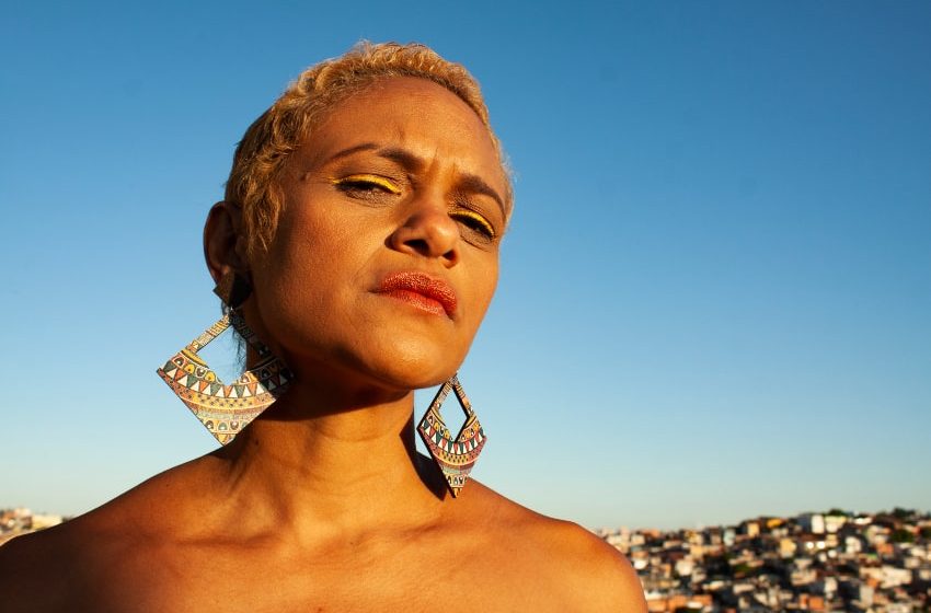  Dêssa Souza reflete sobre a força das mulheres periféricas