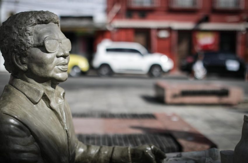  Reginaldo Rossi ganha estátua em sua homenagem no Recife