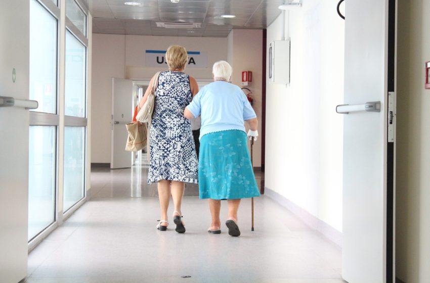 Por que os idosos têm mais problemas urinários e como identificar se é hora de procurar um médico?
