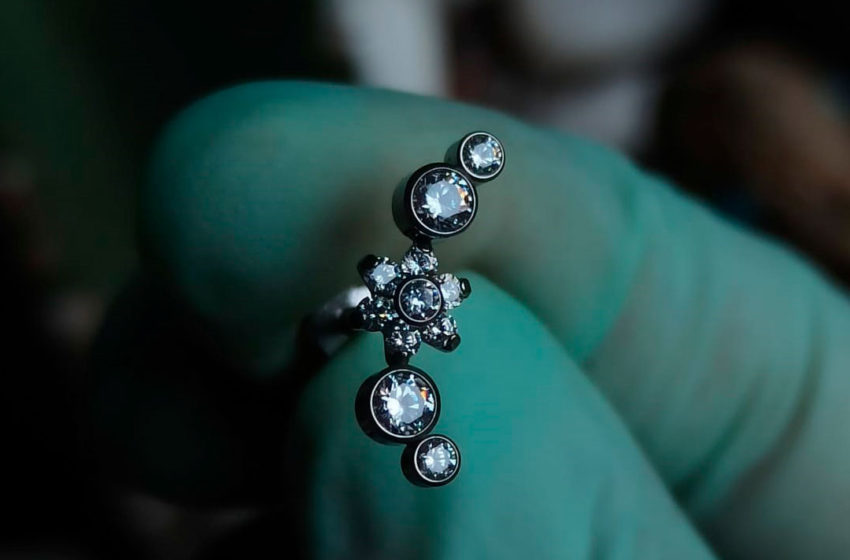 Em alta nas redes sociais, piercings exigem cuidado e pesquisa