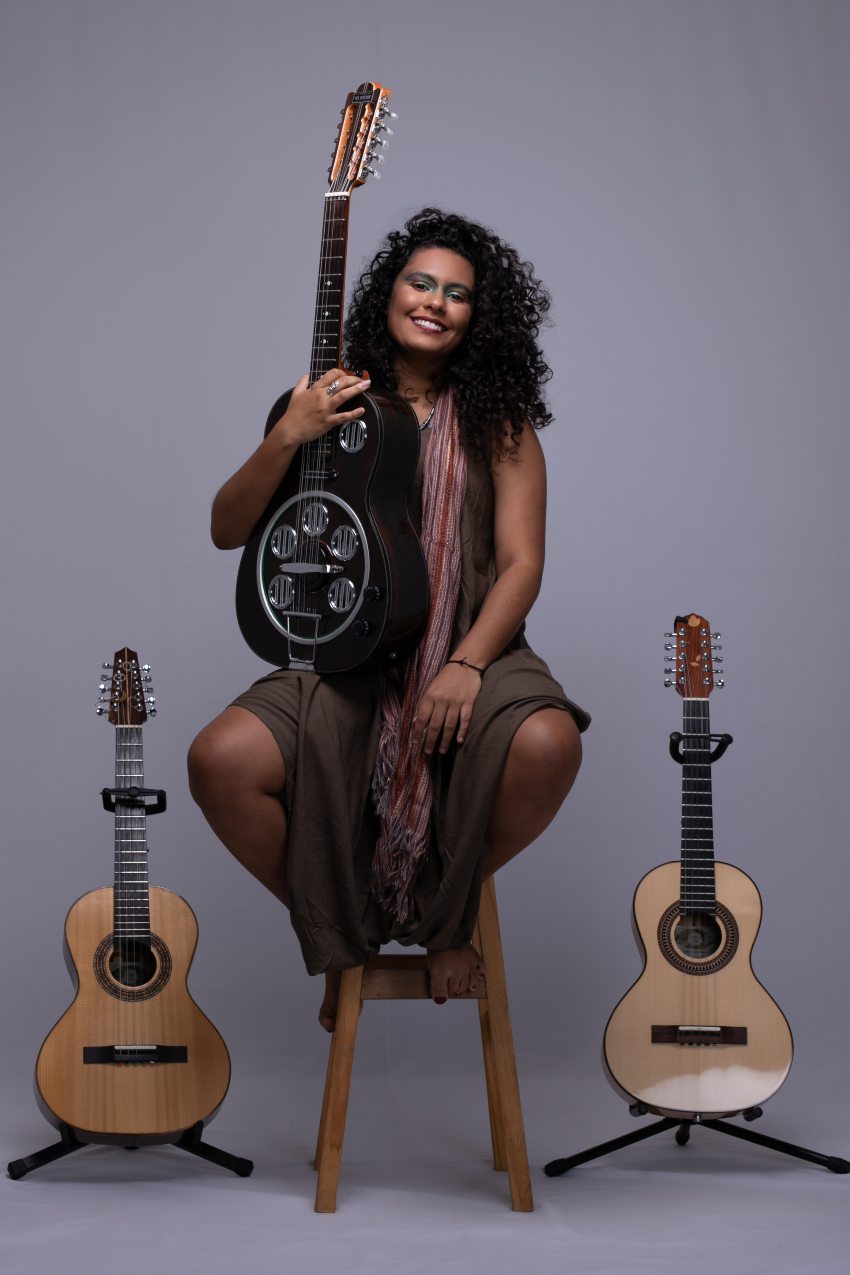 Violeira pernambucana Laís de Assis lança primeiro single da carreira