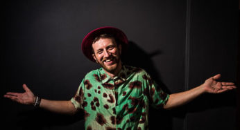 John Mueller arrisca um som mais pop no single “Pés no Chão”