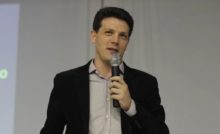 Física quântica e charlatanismo: "A gente dá risada, mas é de pânico", diz físico Marcelo Schappo