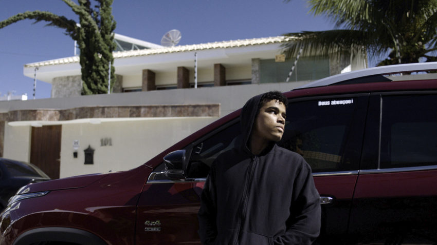 Carro Rei é um filme sobre a luta de classes, que se utiliza da fantasia para adentrar numa realidade de um país destroçado por um governo de extrema direita