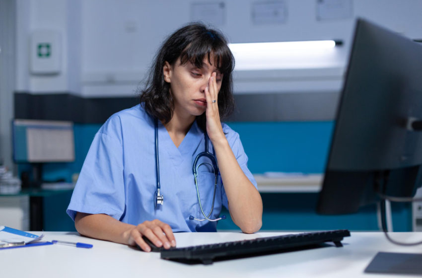  Livro aborda a recorrência da Síndrome de Burnout na área da saúde