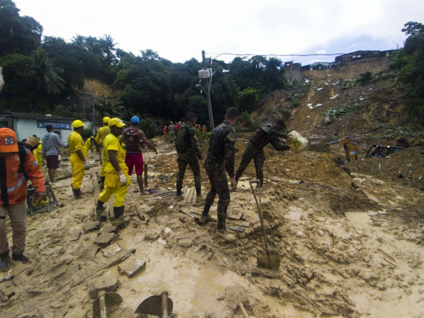 Em Recife, as fortes chuvas dos últimos dias deixaram mais de 90 mortos e mais de seis mil desabrigados