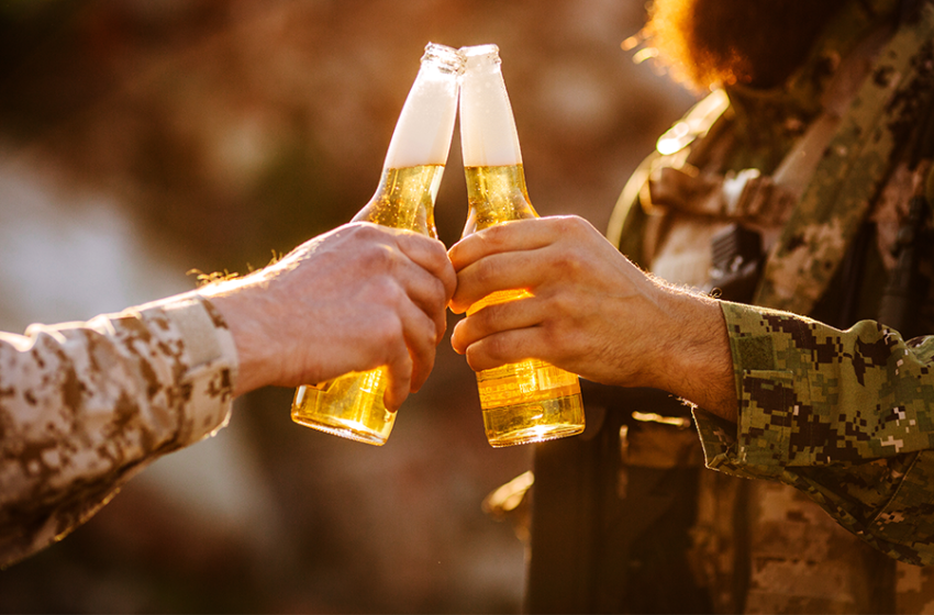  História real de soldado que ousou levar cerveja a uma zona de guerra vira filme