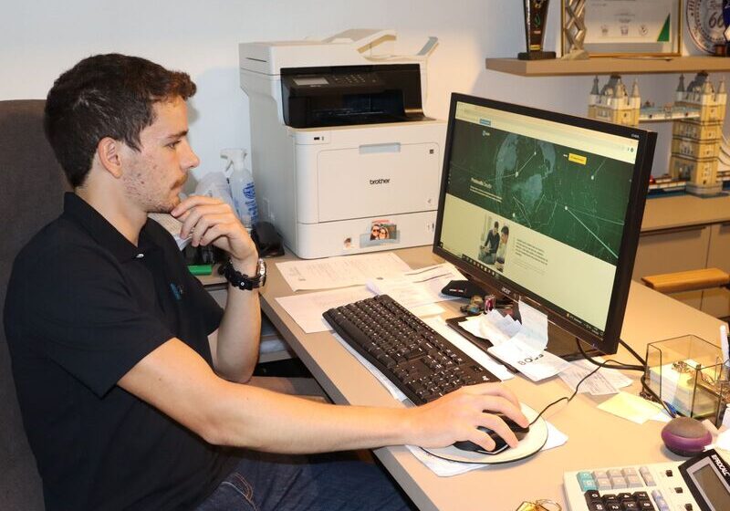  Karine Aguiar recebe prêmio de melhor cantora do BR no Mundo