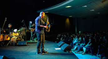 Saxofonista Angelo Torres faz show instrumental no teatro Eva Wilma em São Paulo