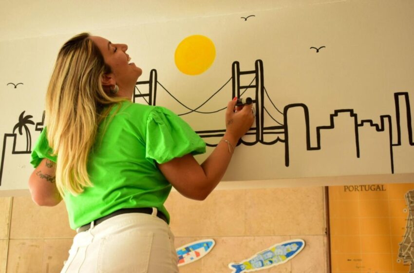  Na Europa, artista brasileira pinta para grandes marcas