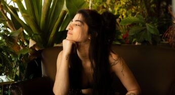 Sob influências do neo soul e da bossa nova, Nina Camillo lança single e clipe de “Bem Te Vi”