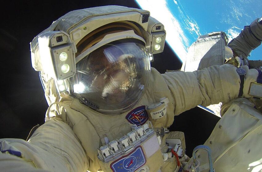Por que os astronautas russos são chamados de cosmonautas