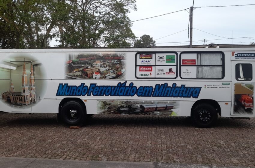  Cidade em miniatura construída em um ônibus atrai a atenção de crianças e adulto