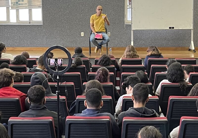  Livro Bullying, de Mar’Junior, é tema de palestras no Brasil