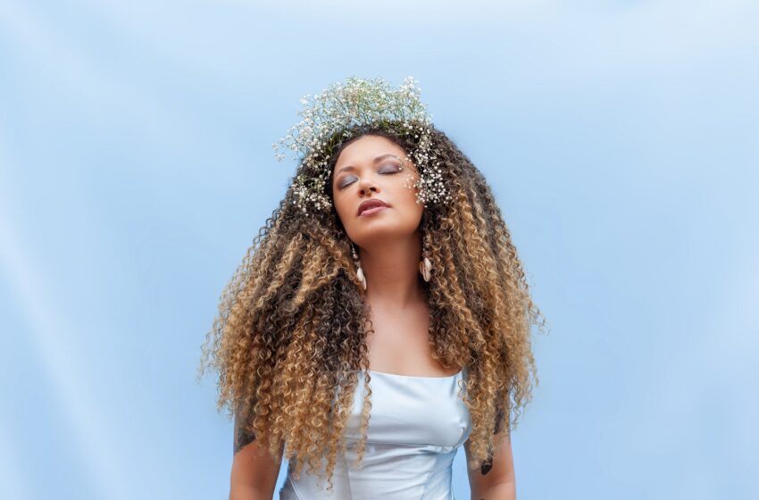 Ana Cacimba celebra a ancestralidade e a resistência negra com o single “Preto velho”