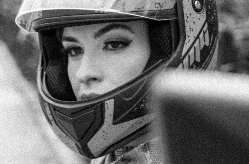 Laura Barker, diretora do NY Brazilian Film Festival, estreia como fotógrafa com ensaio inédito da atriz Priscila Reis
