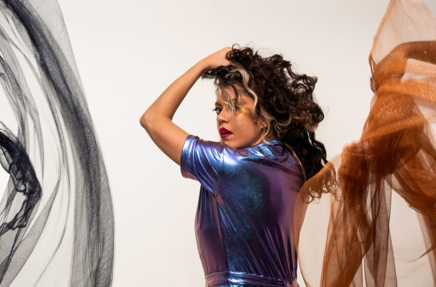 Marcela Lucatelli encerra trilogia audiovisual com clipe de “COISA MÁ”