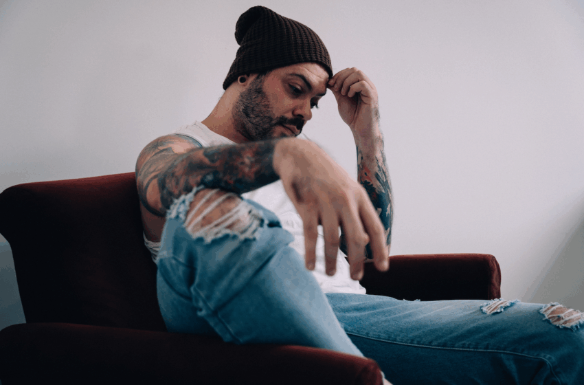  Riviera retorna com “Futuro”, uma balada indie sobre o silêncio antes do salto