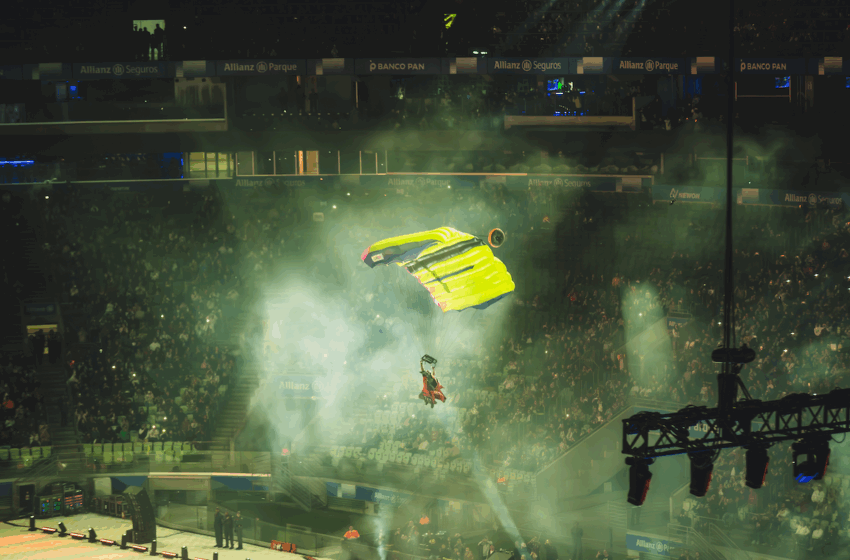  Flávio Jordão realiza pouso de wingsuit dentro do Allianz Parque