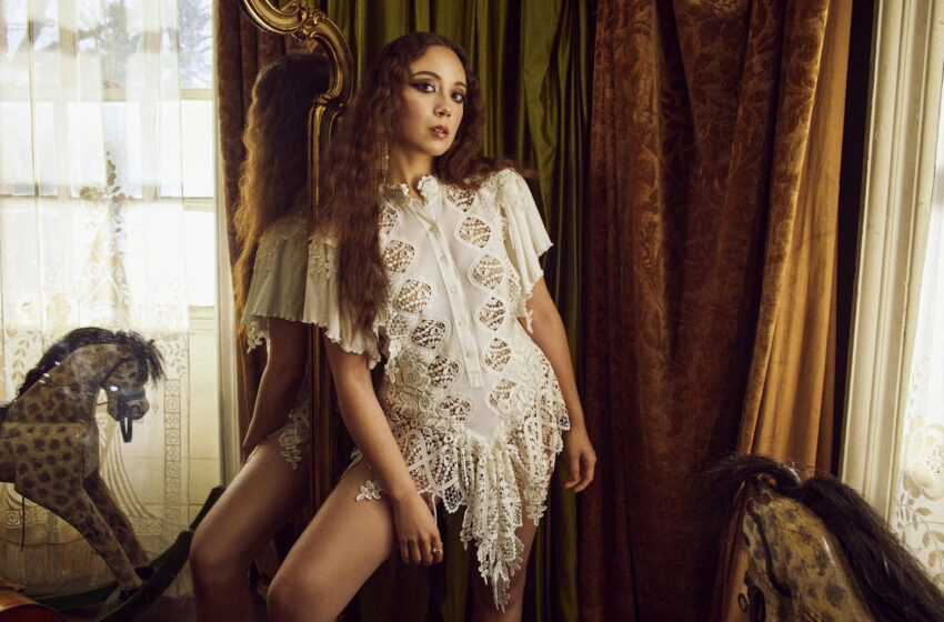  Laufey reflete pressão da sociedade sobre mulheres em “Snow White”