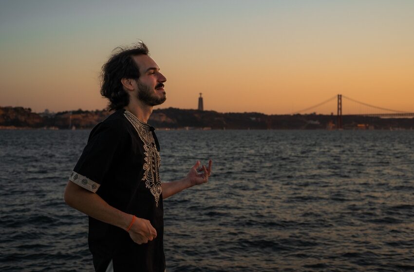  Sam Nóbrega apresenta canções do álbum Ponta de Dois Lados lançado em Portugal