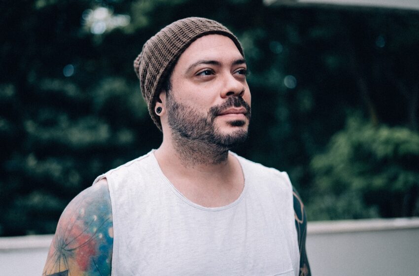  Riviera mergulha no amor como estado de presença com o single “Laços”