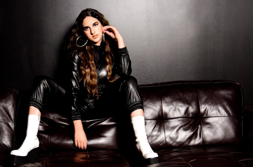  Ava Della Pietra, estrela pop em ascensão, celebra as amizades femininas em “Single For Life”