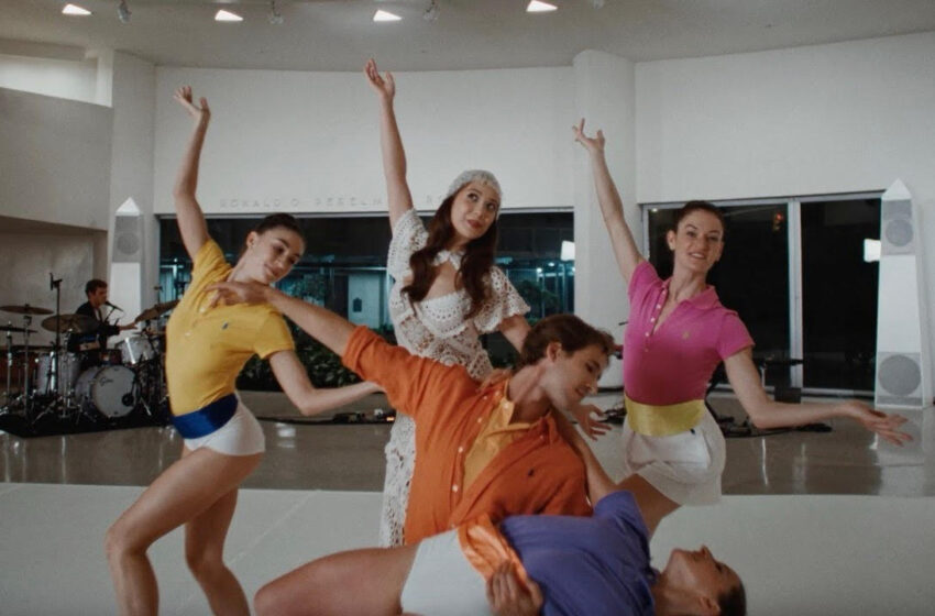  Laufey lança live sessions no Guggenheim e segue expandindo o universo de A Matter of Time