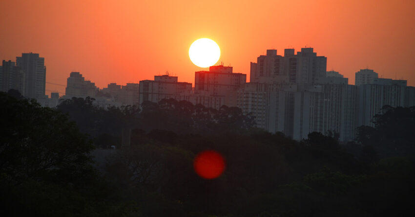 Em Manaus (AM), o maior problema será a frequência do calor, com até 88% das horas do ano em 2080 sendo classificadas como emergenciais. Em Florianópolis (SC), o risco estará na intensidade, com ondas de calor que podem se tornar três vezes mais severas do que nos dias de hoje – Foto: Marcos Santos/USP Imagens