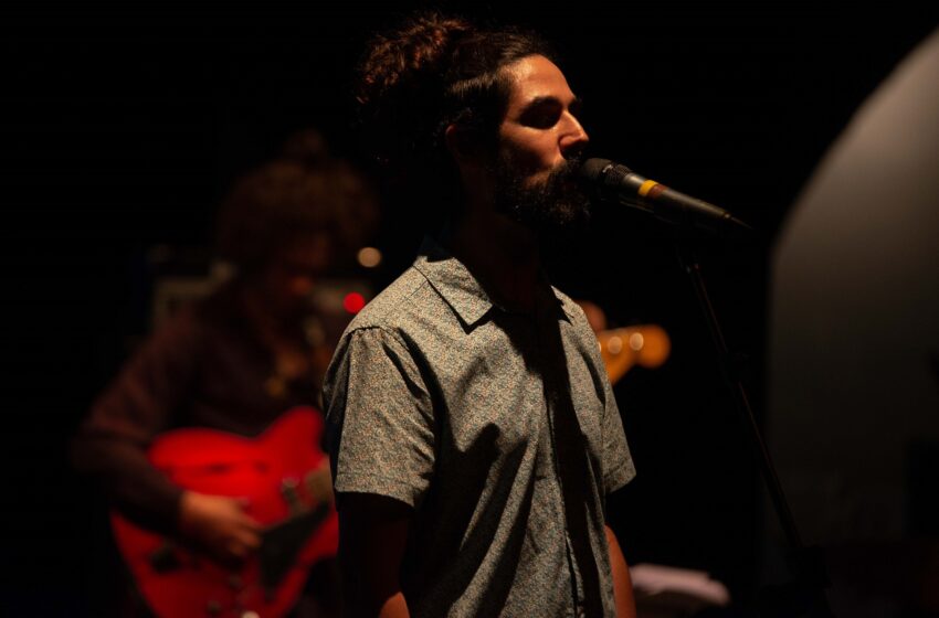  Marcos Braccini lança “Evangelho”, de Dori Caymmi e Paulo César Pinheiro, com clipe em preto e branco