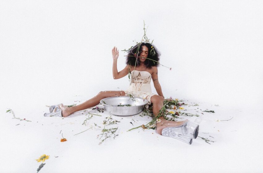  Stella lança A Fim, EP que transforma poesia preta e travesti em rito de libertação