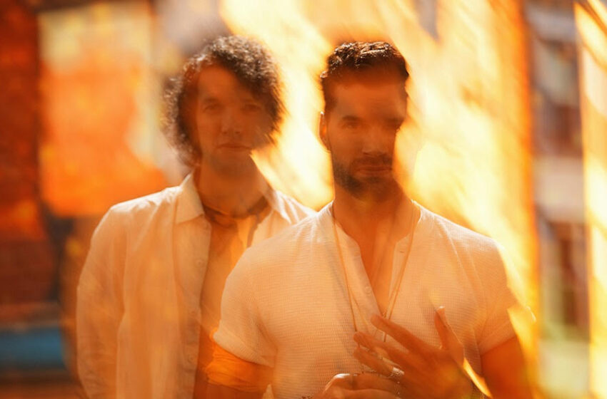  for KING + COUNTRY aposta no pop rock em “World on Fire”, parceria com Taylor Hill