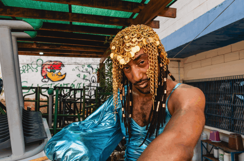  Expulso da escola aos 10 anos por dublar Whitney Houston, Marco Antonio Fera retorna ao local no clipe “Prete Bixa”