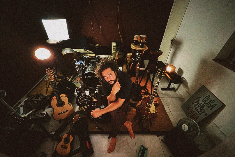  Roguan estreia na música com álbum homônimo centrado na viola caipira e narrativa em três atos