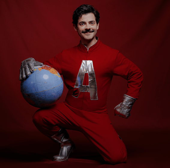  “Branco Ancestral” estreia no Teatro Estúdio com sátira distópica sobre poder, privilégios e futuro