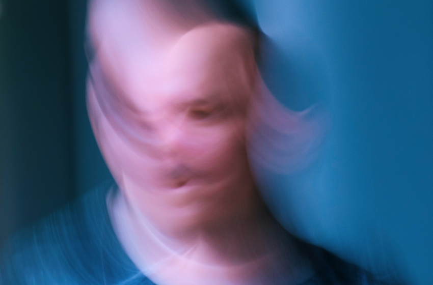  Julio Meloni transforma São Paulo em paisagem simbólica no single “Nome de Santo”