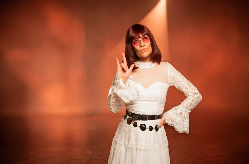 Monica Casagrande ressignifica clássico de Rita Lee em clipe que celebra a autonomia feminina